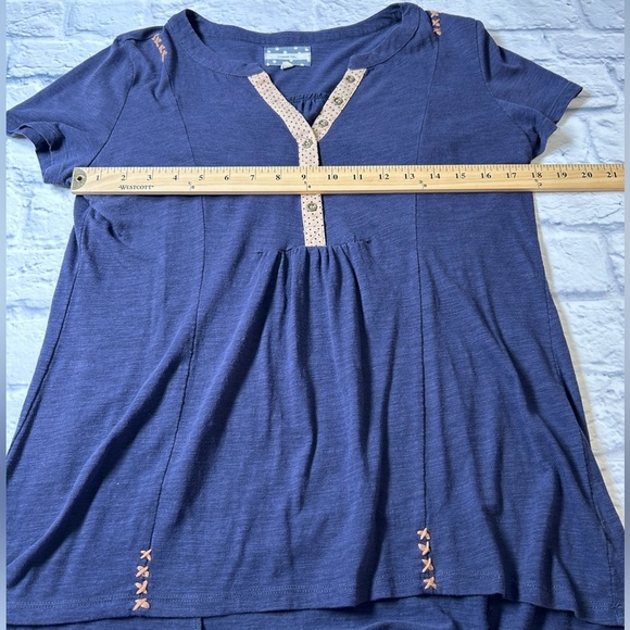 Comme Toi Navy V Neck Short Sleeve Top w/Tan Accents. Size Medium. - Picture 6 of 9
